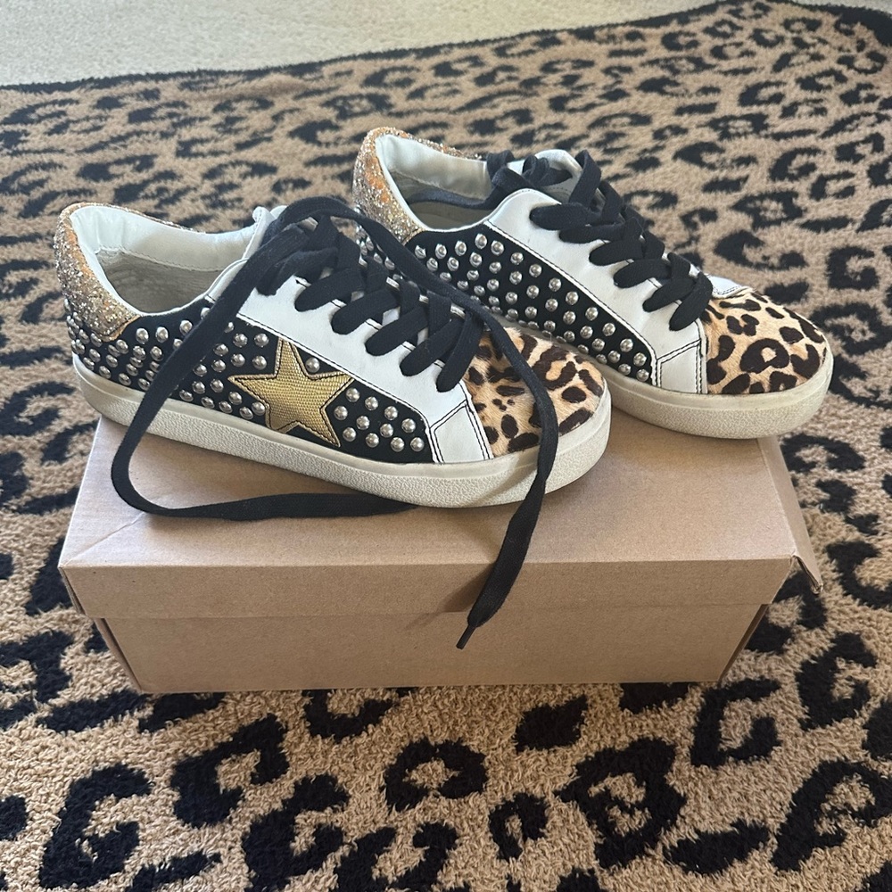 Steve Madden sneaker. Size 6